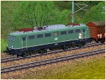 BR 140 086 in grüner Farbgebung und Zweiachsige gedeckte Güterwagen Gattung Gbs der DB in Epoche IV