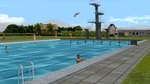 Freibad mit Sprungturm, Schwimmbecken, Duschbecken und Eingangsgebäude.