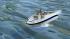 Motorboot mit Fahrer, 3 abgedeckte Motorboote mit Fendern (3)